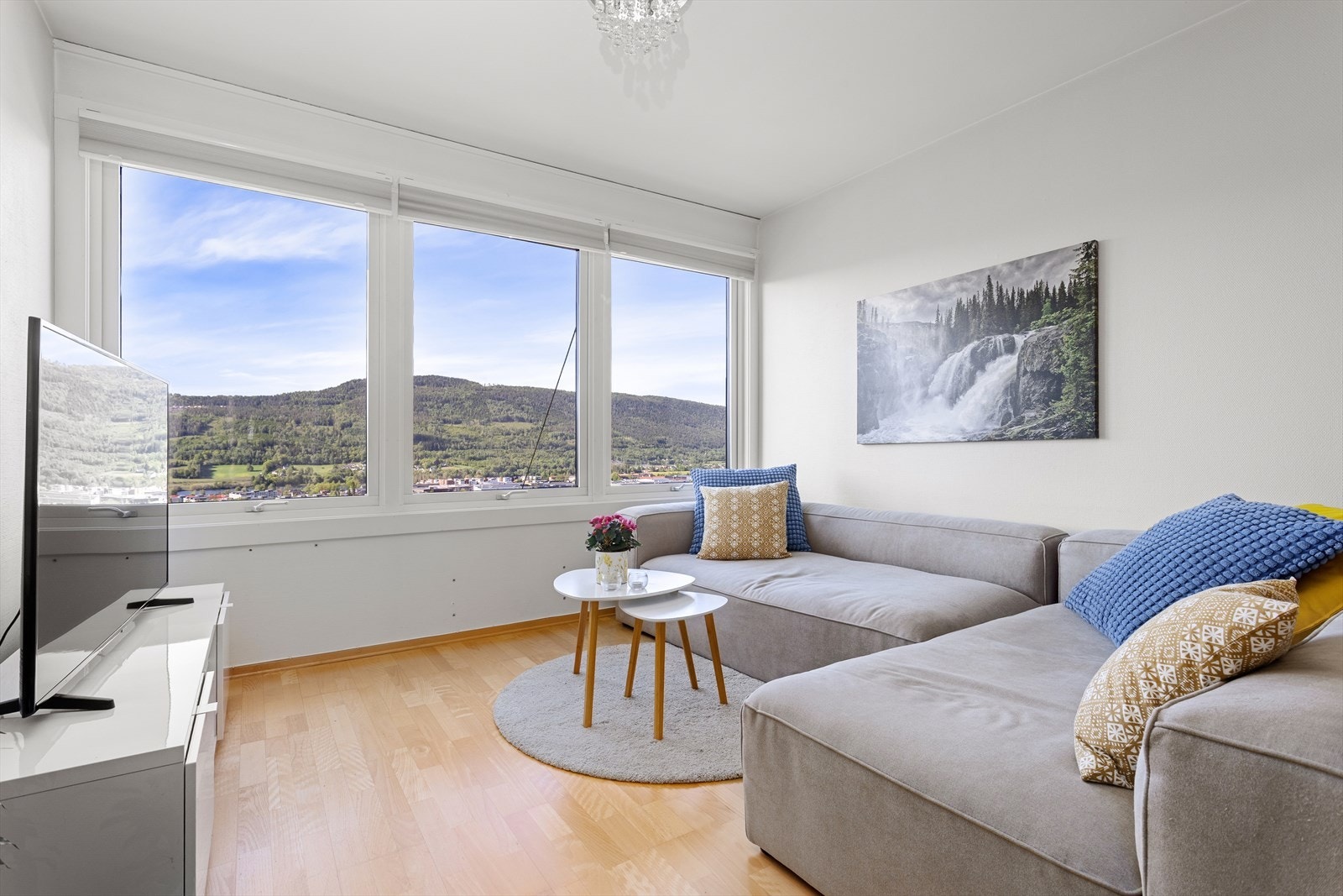 Den åpne og luftige utformingen gir fleksible møbleringsmuligheter og skaper en behagelig atmosfære. Galleribilde