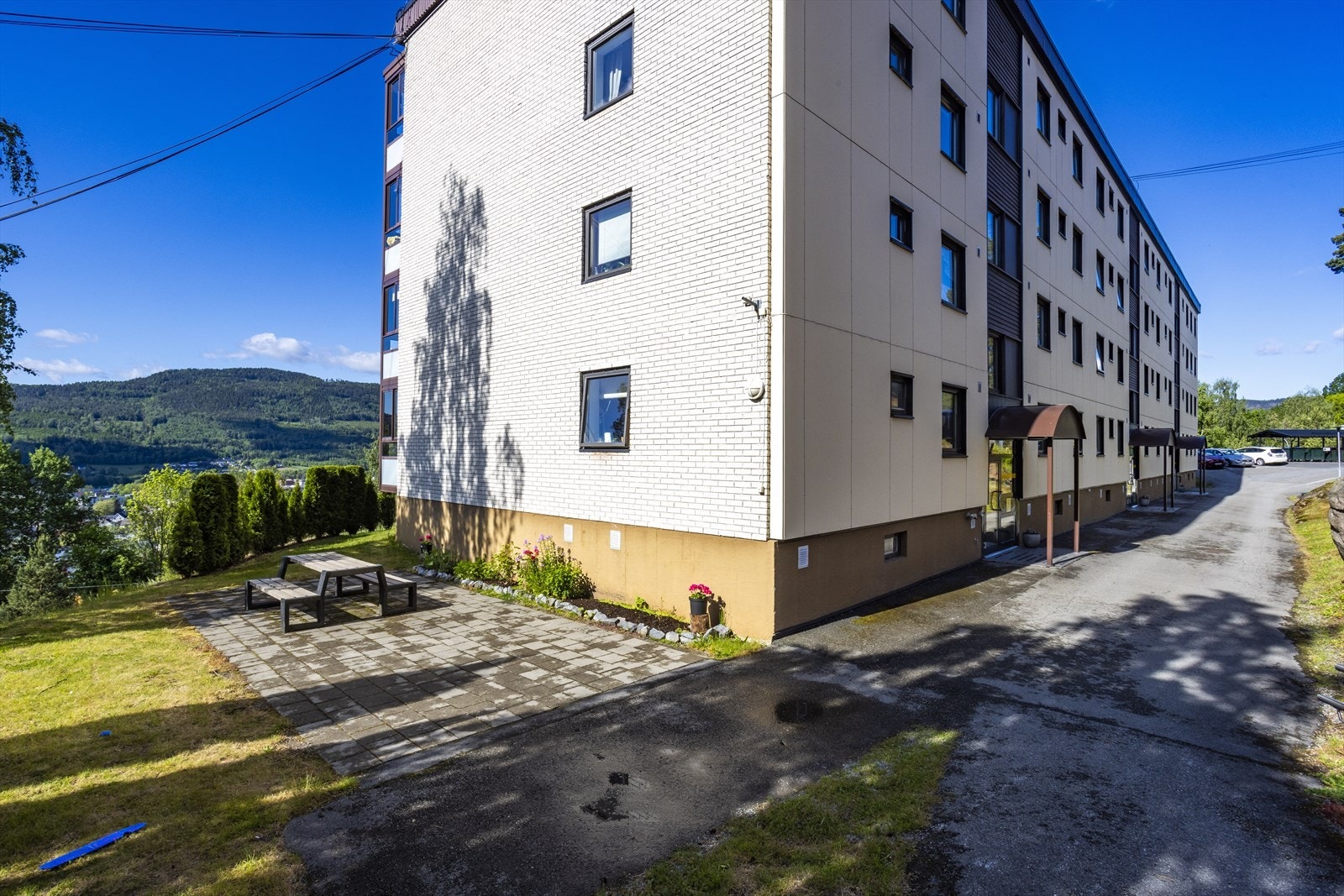 Borettslaget kan by på flere koselige og velplasserte sitteområder, hvor beboerne kan nyte den nydelige utsikten og svært gode solforhold. Galleribilde