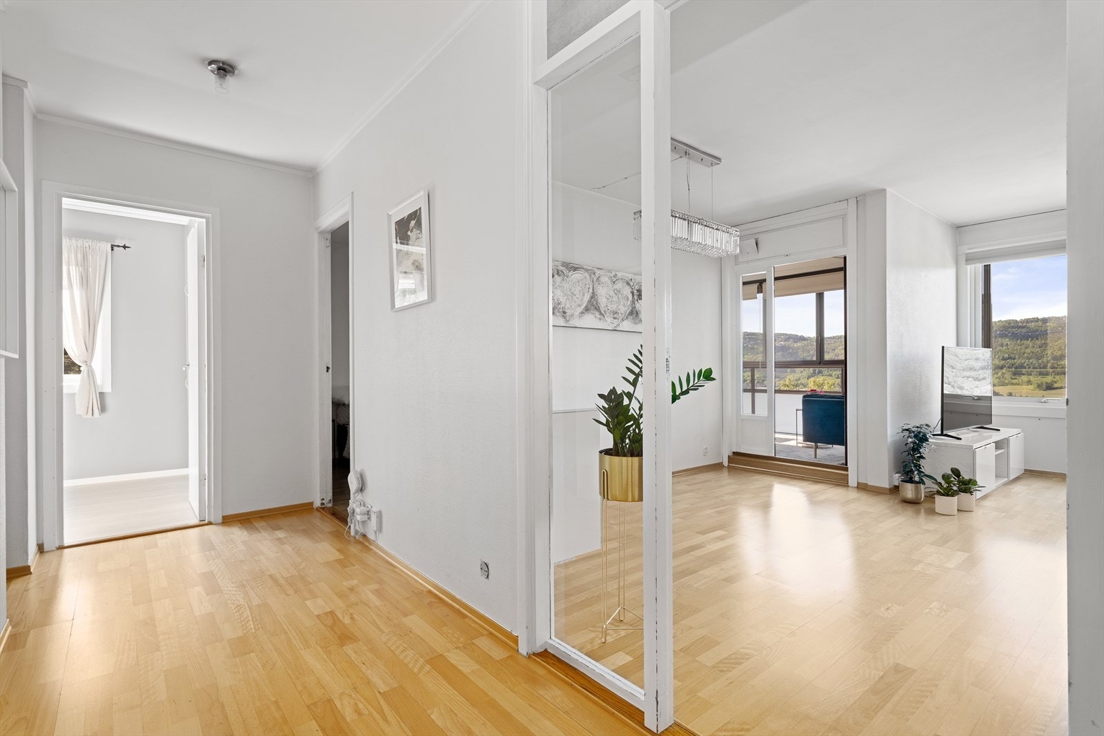 Entreen ønsker deg velkommen inn og gir deg tilgang til stuen på den ene siden og kjøkkenet på den andre. Her er det god plass for etablering av praktiske løsninger for oppheng av jakker og sko, noe som bidrar til å holde området ryddig og organisert. Galleribilde