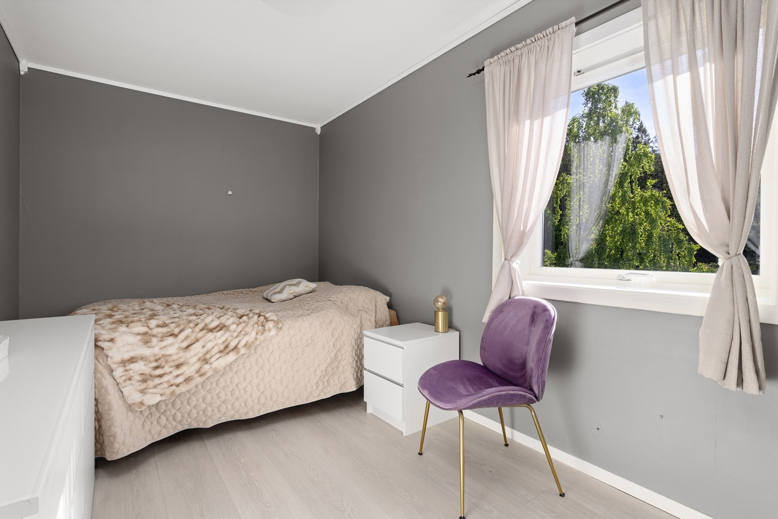 Det andre soverommet er ideelt som barnerom, men kan også brukes som gjesterom eller kontor, avhengig av behov. Galleribilde