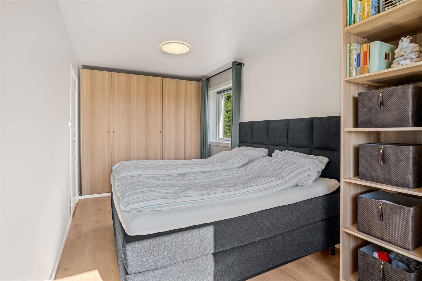Romslig soverom, med garderobeløsning Galleribilde