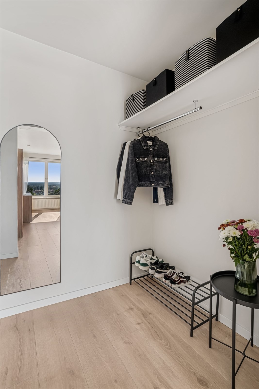 Velkommen inn! Praktisk entré med plass til oppbevaring Galleribilde