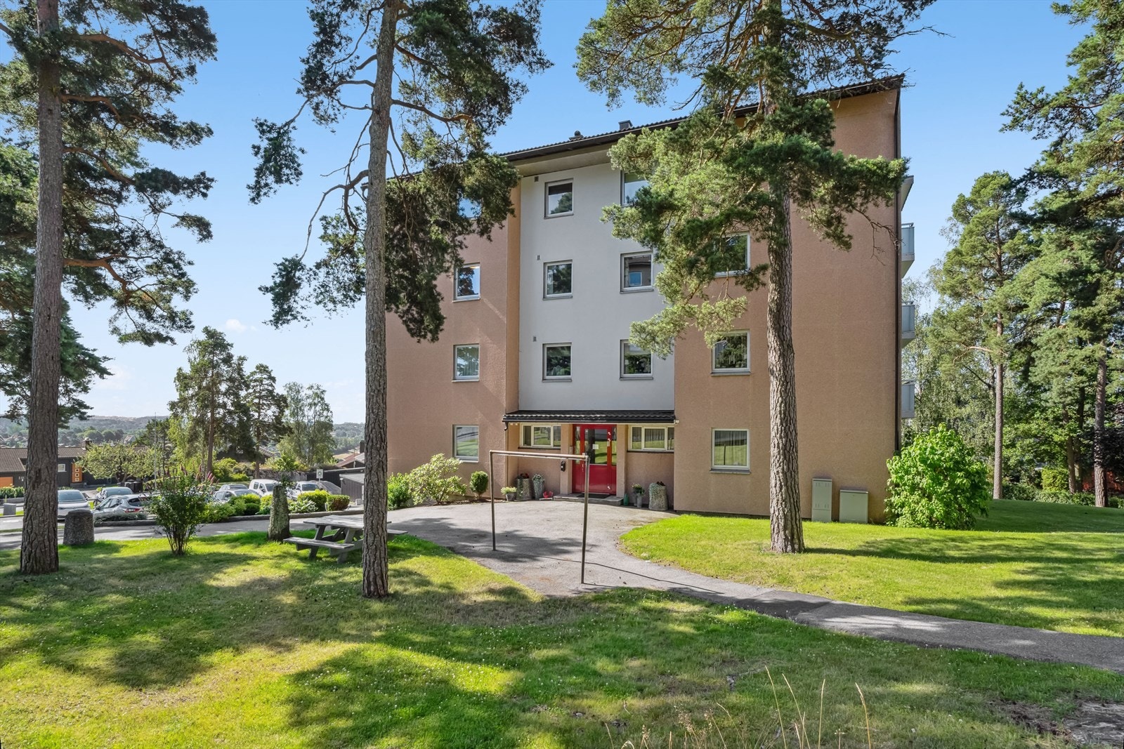 Nydelig beliggenhet med lekeplass og grønn natur rett utenfor Galleribilde