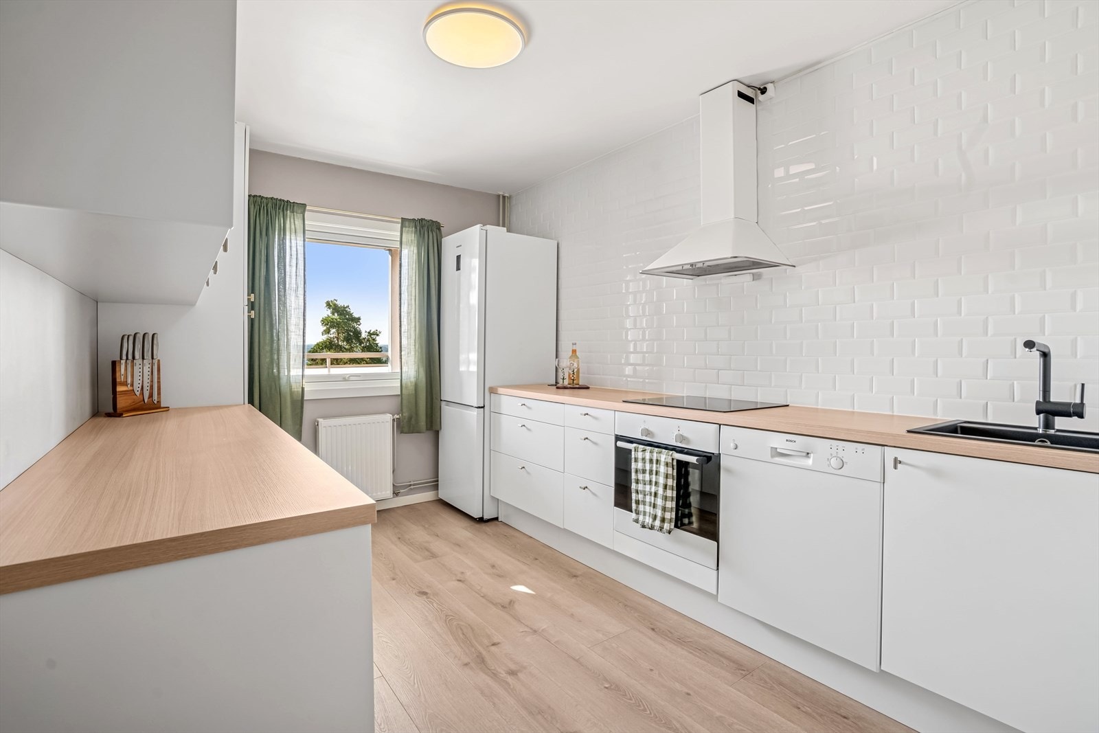 Lekkert, tidløst kjøkken med god benke- og skapplass Galleribilde