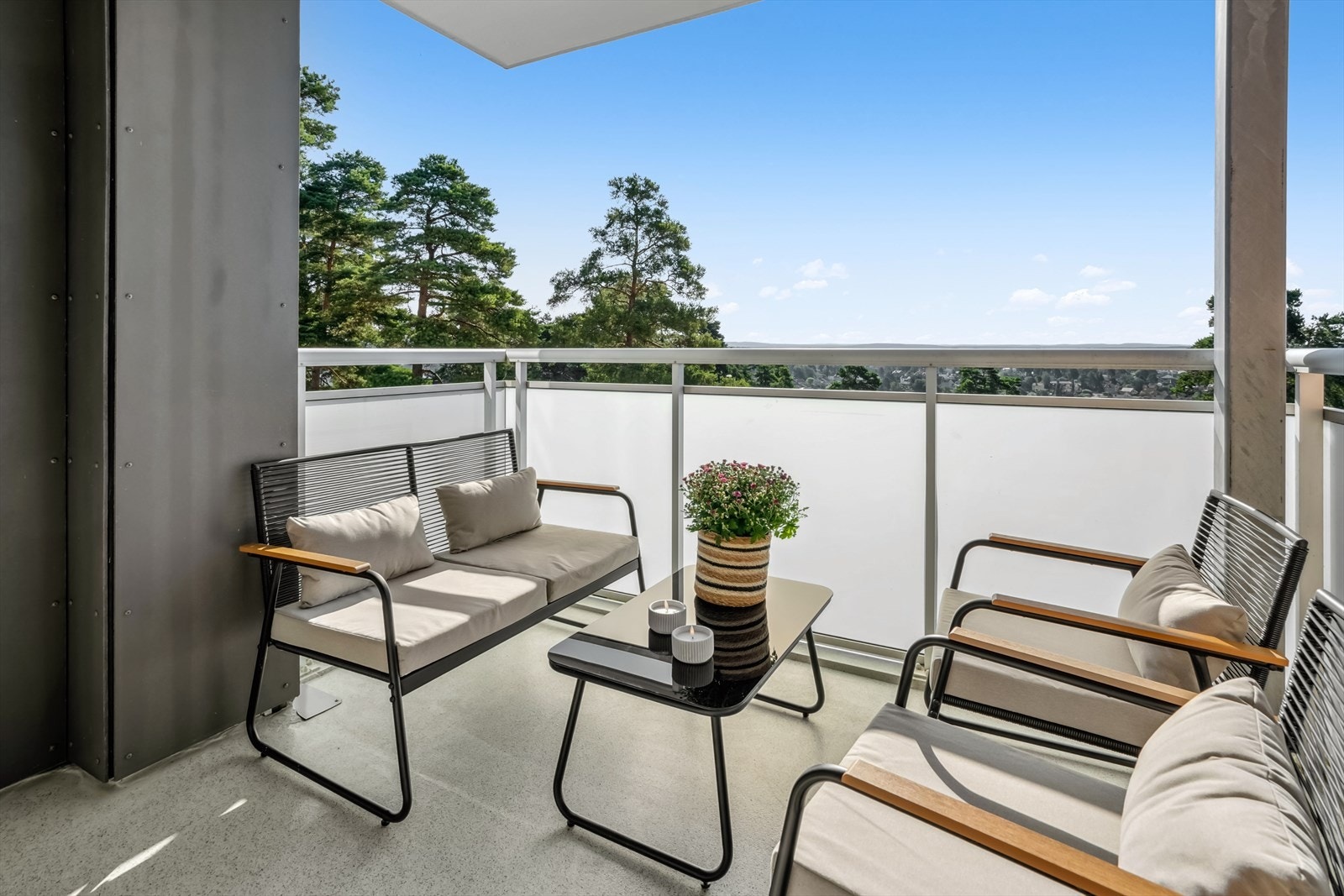 Skjermet balkong med plass til utemøbler Galleribilde