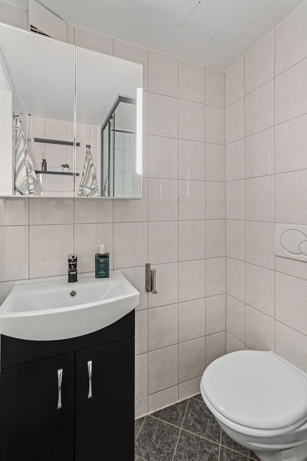 Baderomsinnredning i svart for en moderne look. Galleribilde