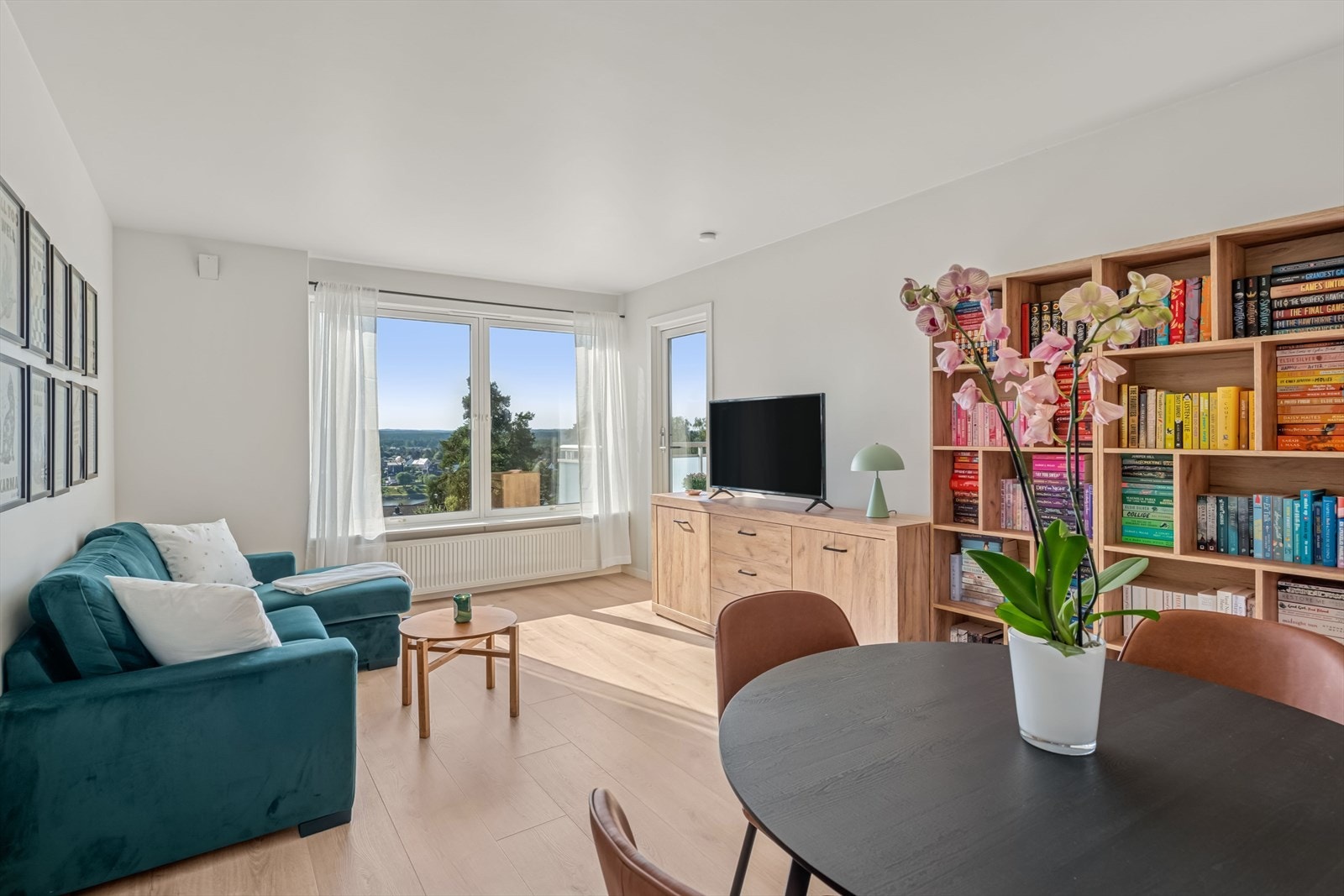 Innbydende og sosial sone med god plass til både sofagruppe og spisebord Galleribilde