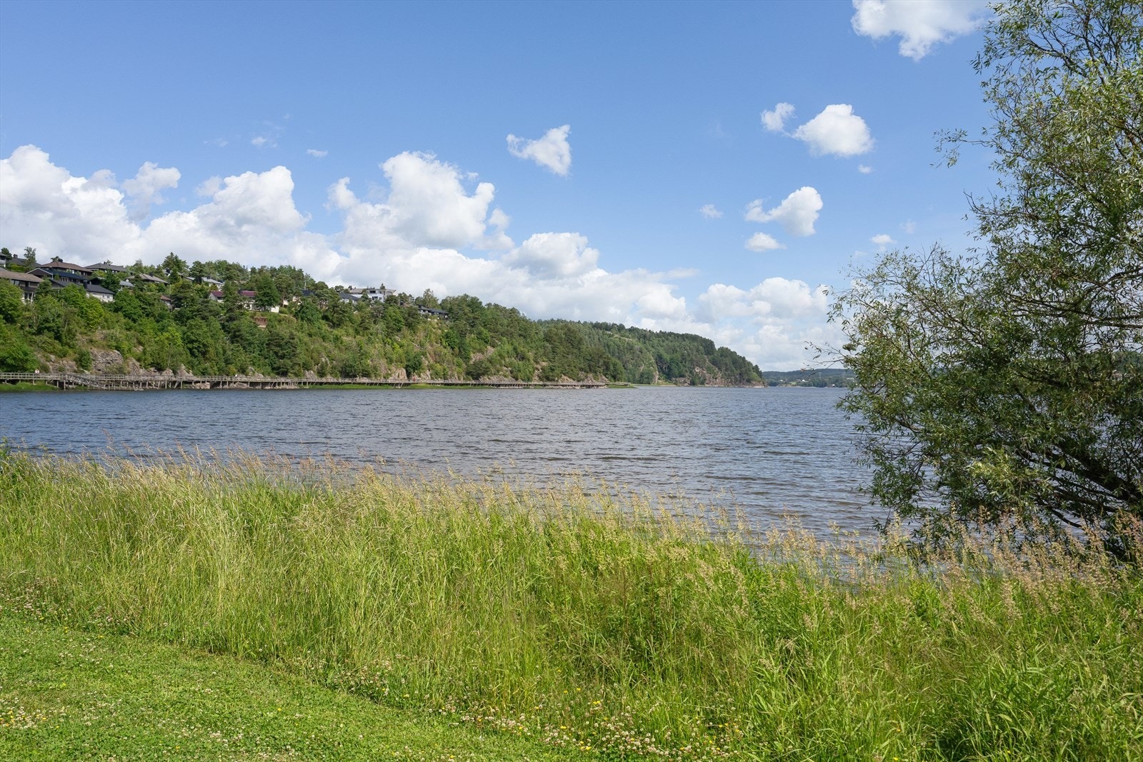 Kort vei til flotte turområder og rekreasjon langs vannet Galleribilde
