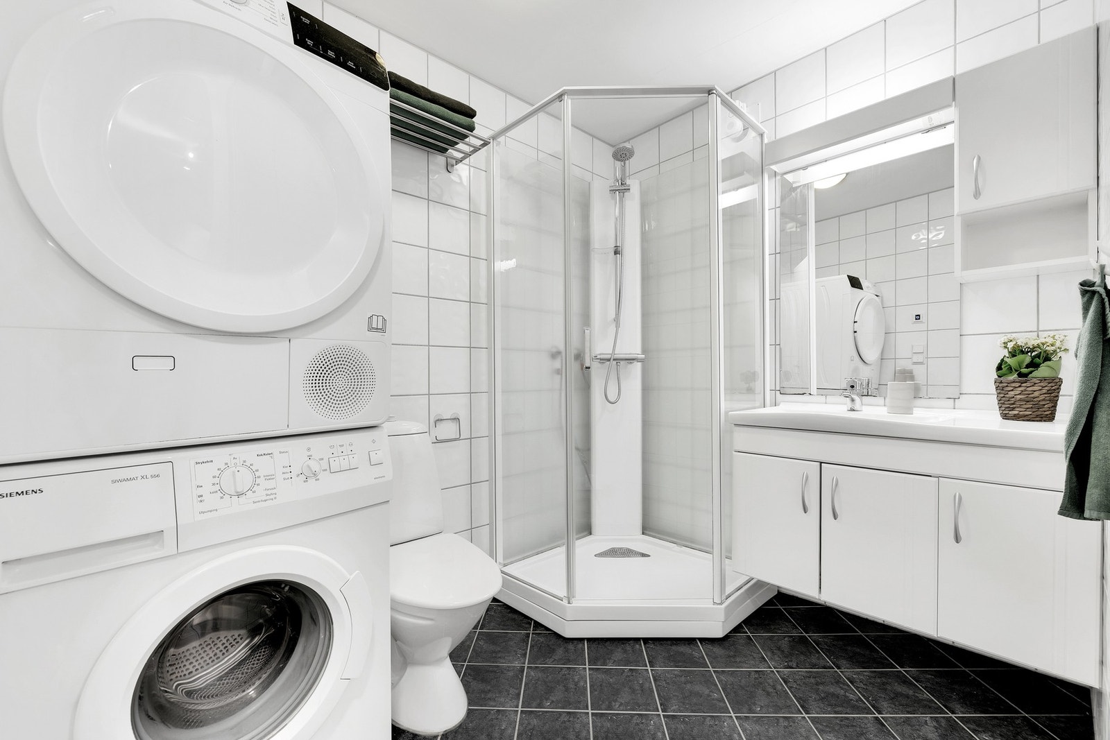 Badet har opplegg for vaskemaskin og tørketrommel, som for øvrig kan følge handelen. Ny badromsvifte ble installert i 2020. Galleribilde