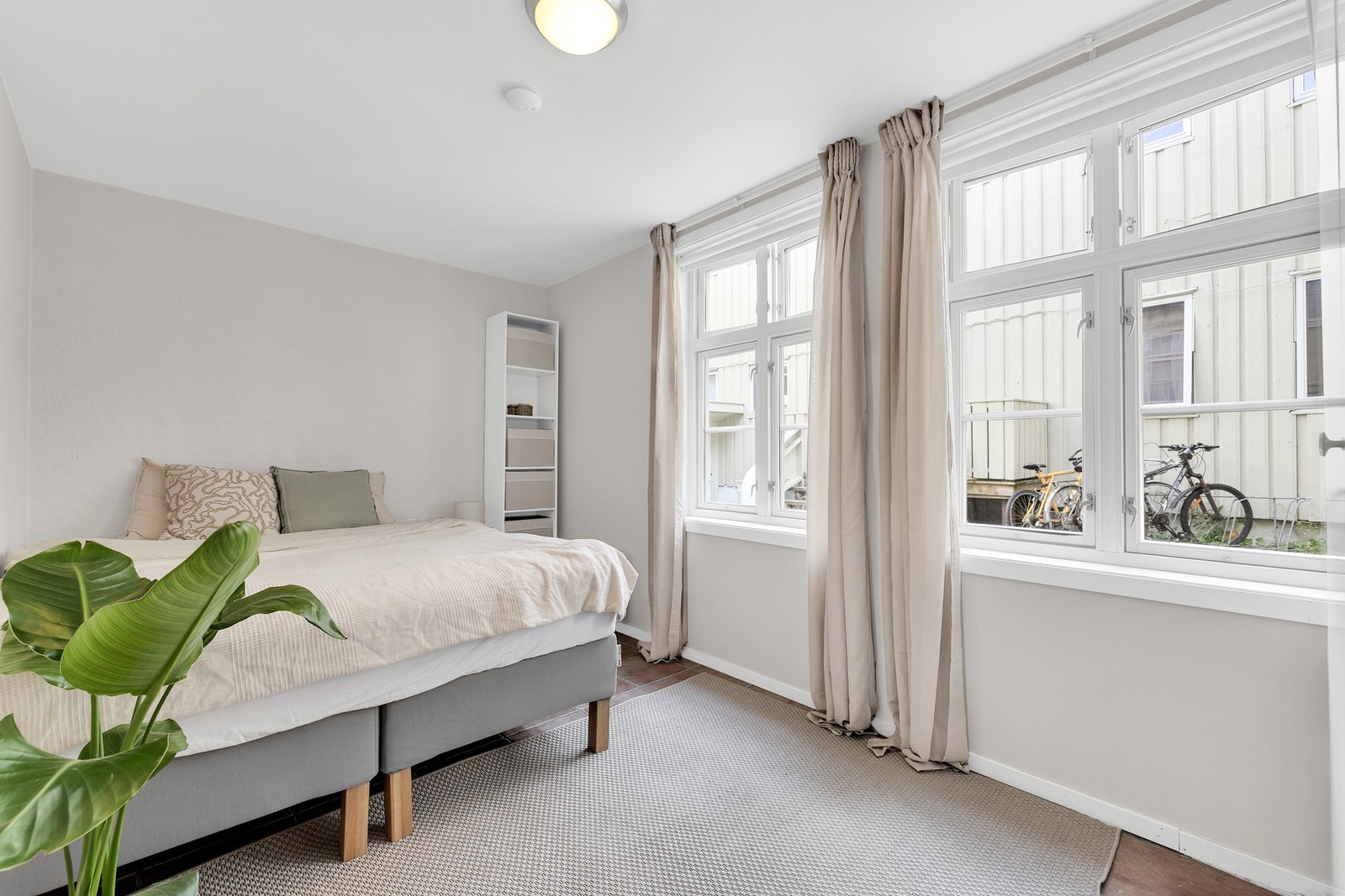 Fra soverommet har du direkte utsyn til rolige omgivelser i bakgården. Galleribilde