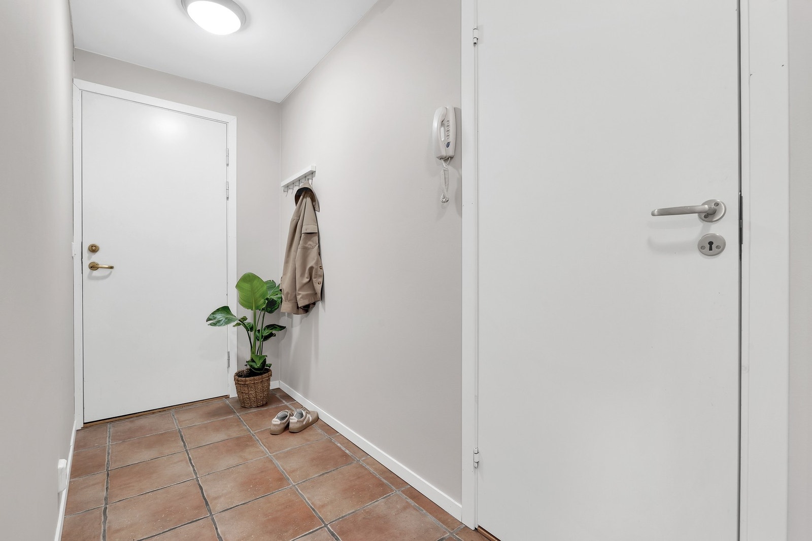 Lys entré med callinganlegg og flislagt gulv. Sikringsskap med automatsikringer i intern bod. Galleribilde