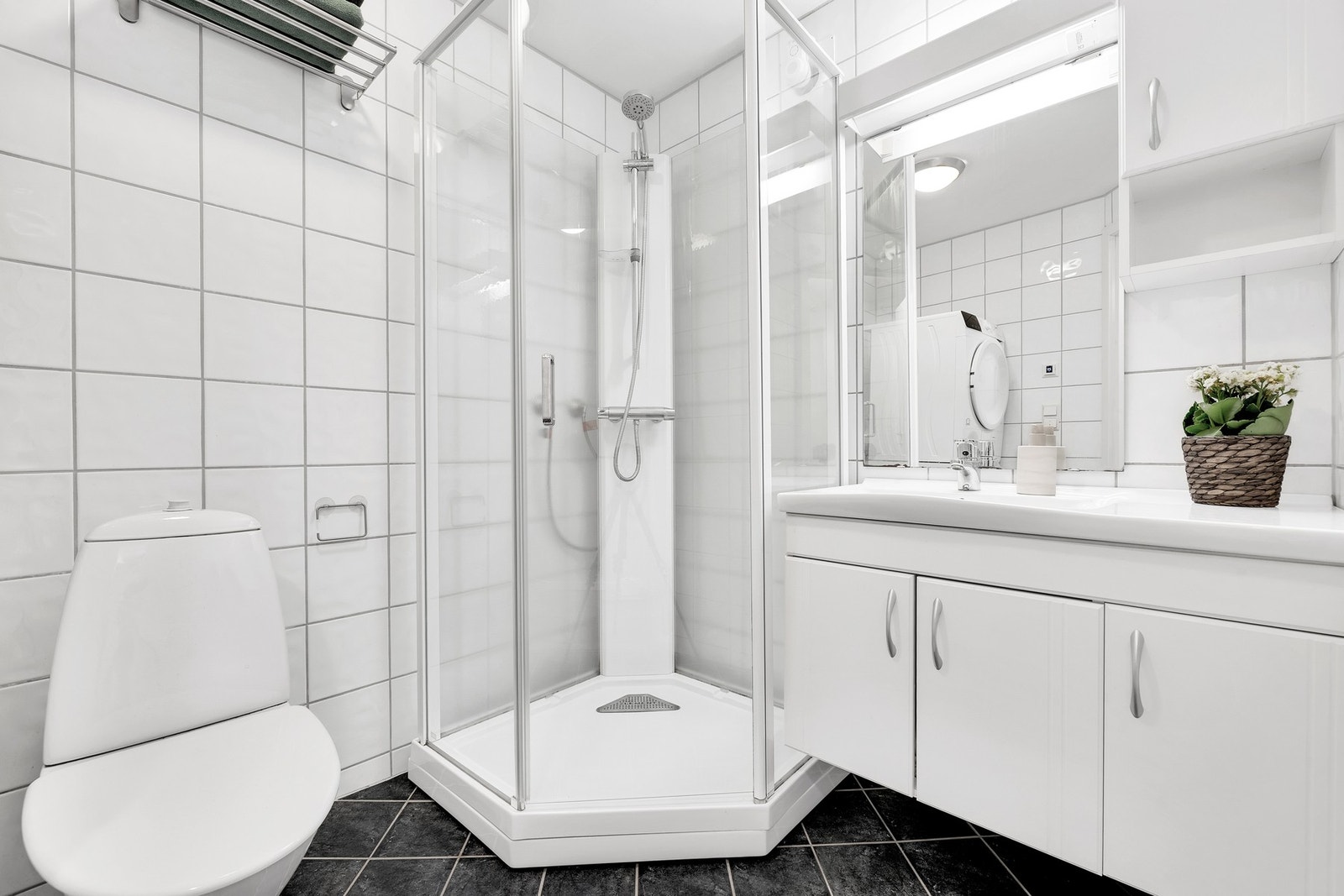 Flislagt bad på ca. 4 kvm med gulvvarme. Galleribilde