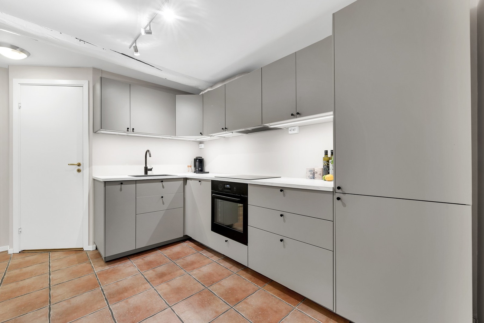 Lekkert kjøkken fra 2024. Integrerte hvitevarer følger handelen. Galleribilde