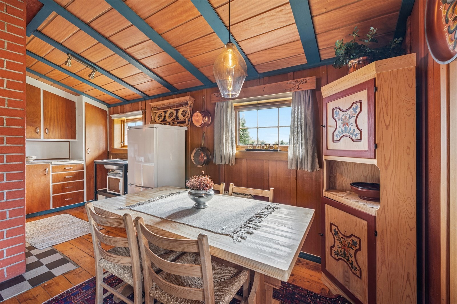 I tilknytning til kjøkkenet, kan spisebord enkelt plasseres. Galleribilde