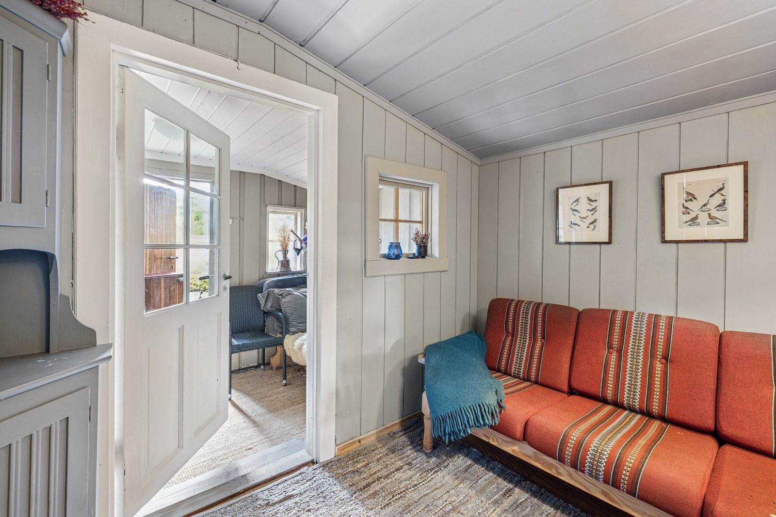 Her ønskes du velkommen inn i en romslig entré med god plass til oppbevaring av ytterklær og sko. Galleribilde