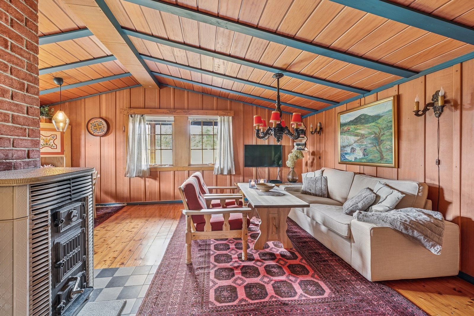 Rommet har god takhøyde og flere vindusflater som gir rommet en god atmosfære. Galleribilde