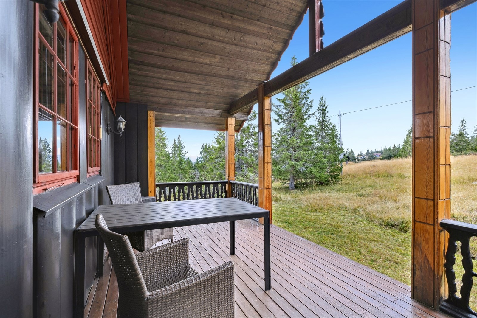 Utenfor er det en stor overbygd terrasse på 16 kvm med god plass til å nyte sol og frisk luft. Galleribilde