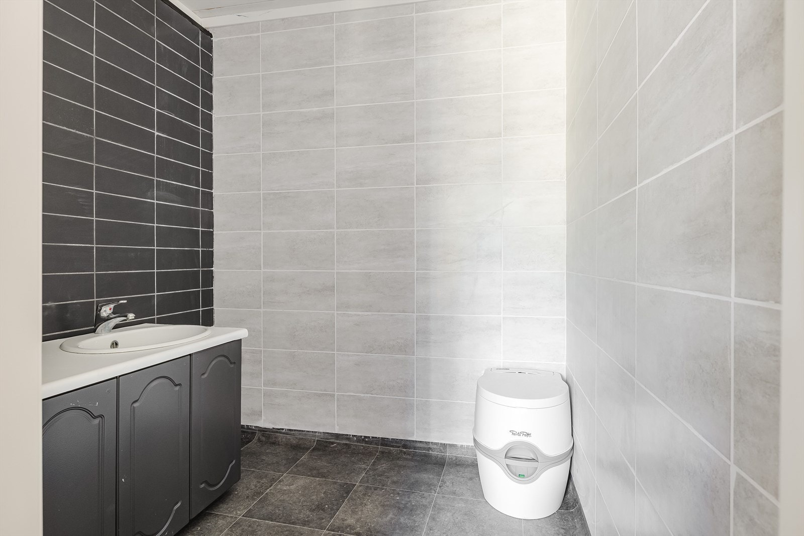 Det gjenstår arbeider på rommet som er tenkt skal være et bad. Badet er tilbygget i 2025 og det er avløpsrør under bjelkelaget klargjort for tilkobling til avløp. Galleribilde