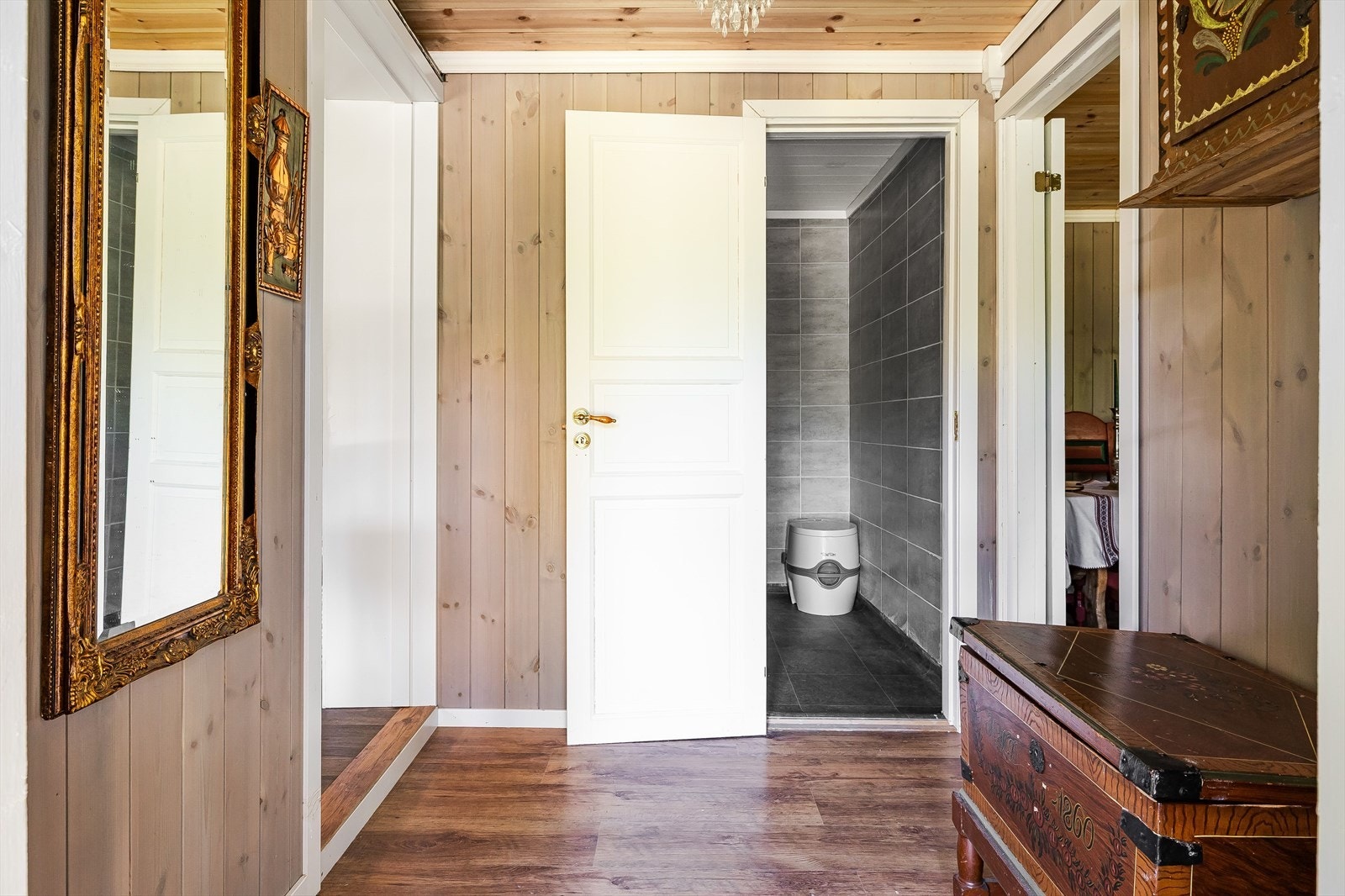 Du ønskes velkommen inn i en pen entre med plass til kommoder og lignende for yttertøy og sko. Galleribilde