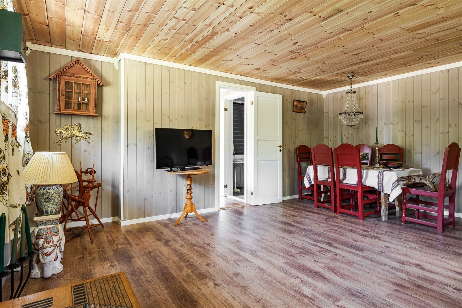 Det er nylig lagt opp elektrisitet i hytta og etablert flere stikkontakter for strøm, belysning og varmekilder. Galleribilde