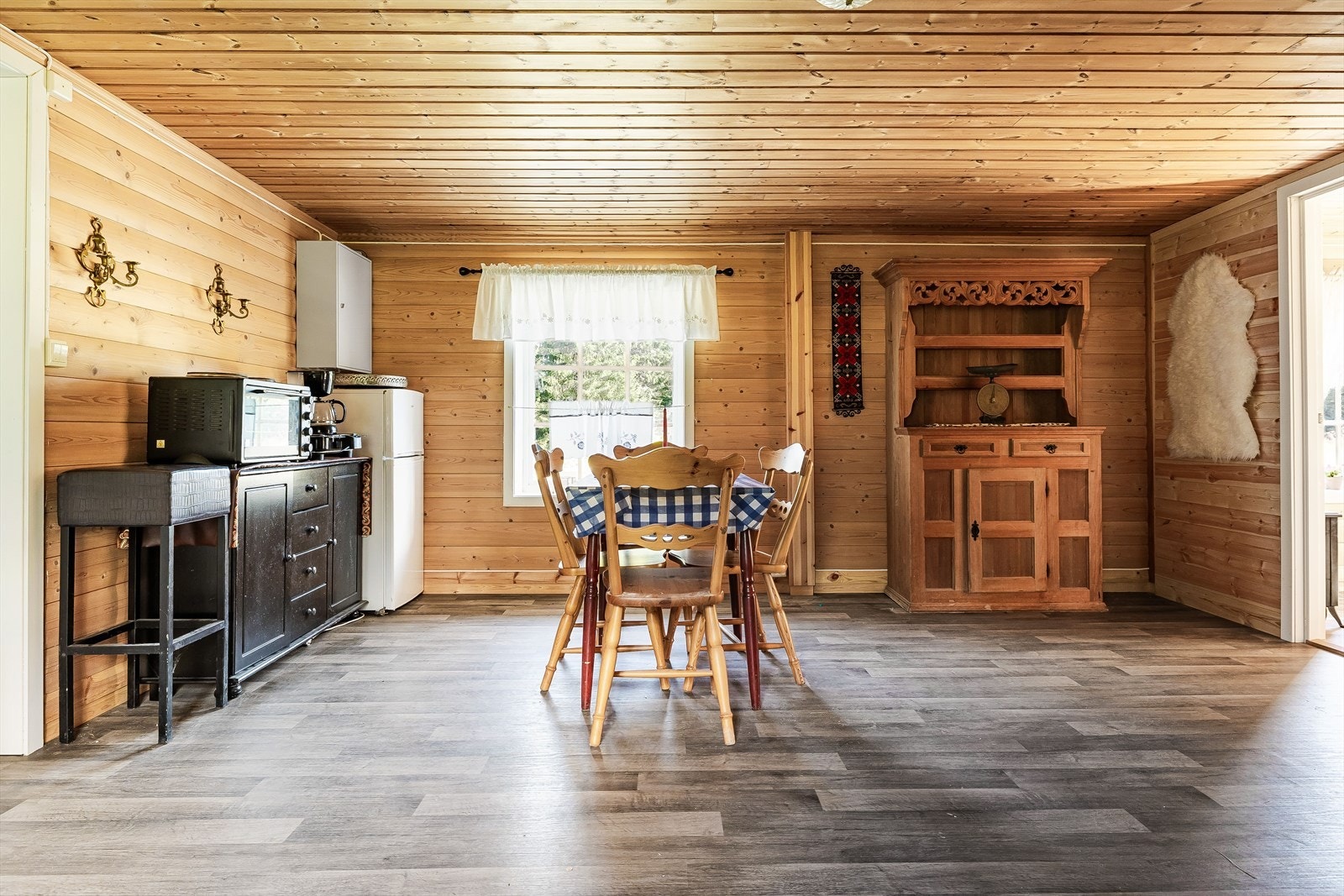 Kjøkkenet er i den eldre delen av hytta og fikk også lagt nytt gulv i 2021. Galleribilde