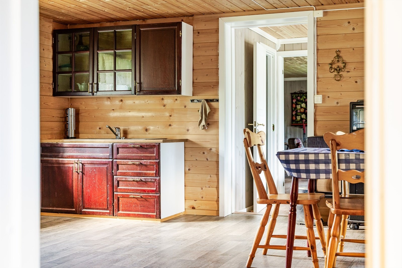 Kjøkkenet er av eldre alder. Montert stoppekran og plassert pumpeautomat under kjøkkenbenk. Galleribilde