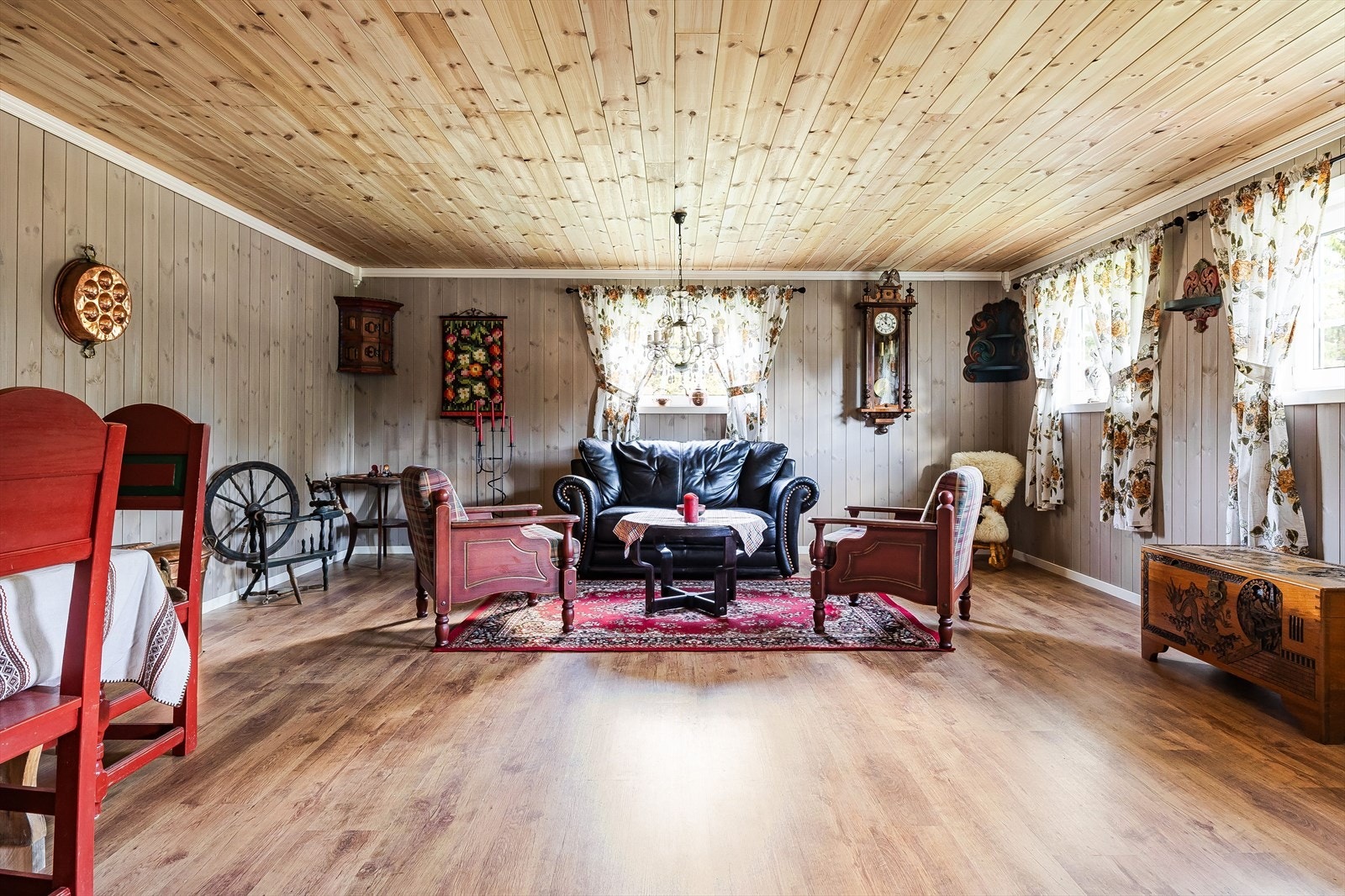 Stor og lys stue med god plass til sofagruppe og salongbord. Stuen ble tilbygget i 2025. Galleribilde