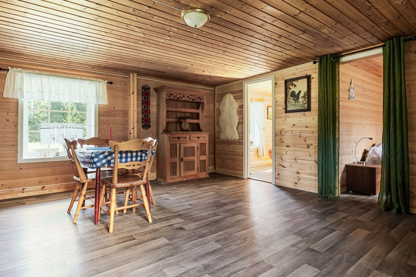 Kjøkkenet har god plass til større spisebord. Galleribilde