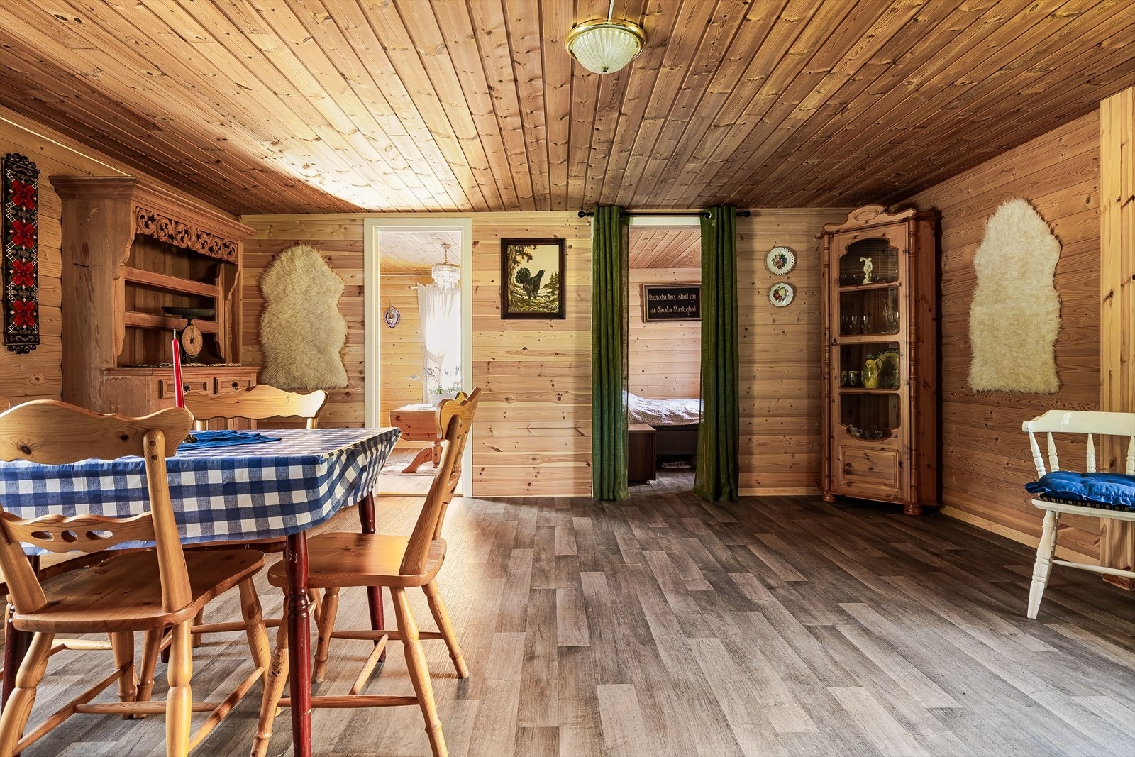 I den eldre delen av hytta er det 2 soverom og stue/kjøkken. Galleribilde