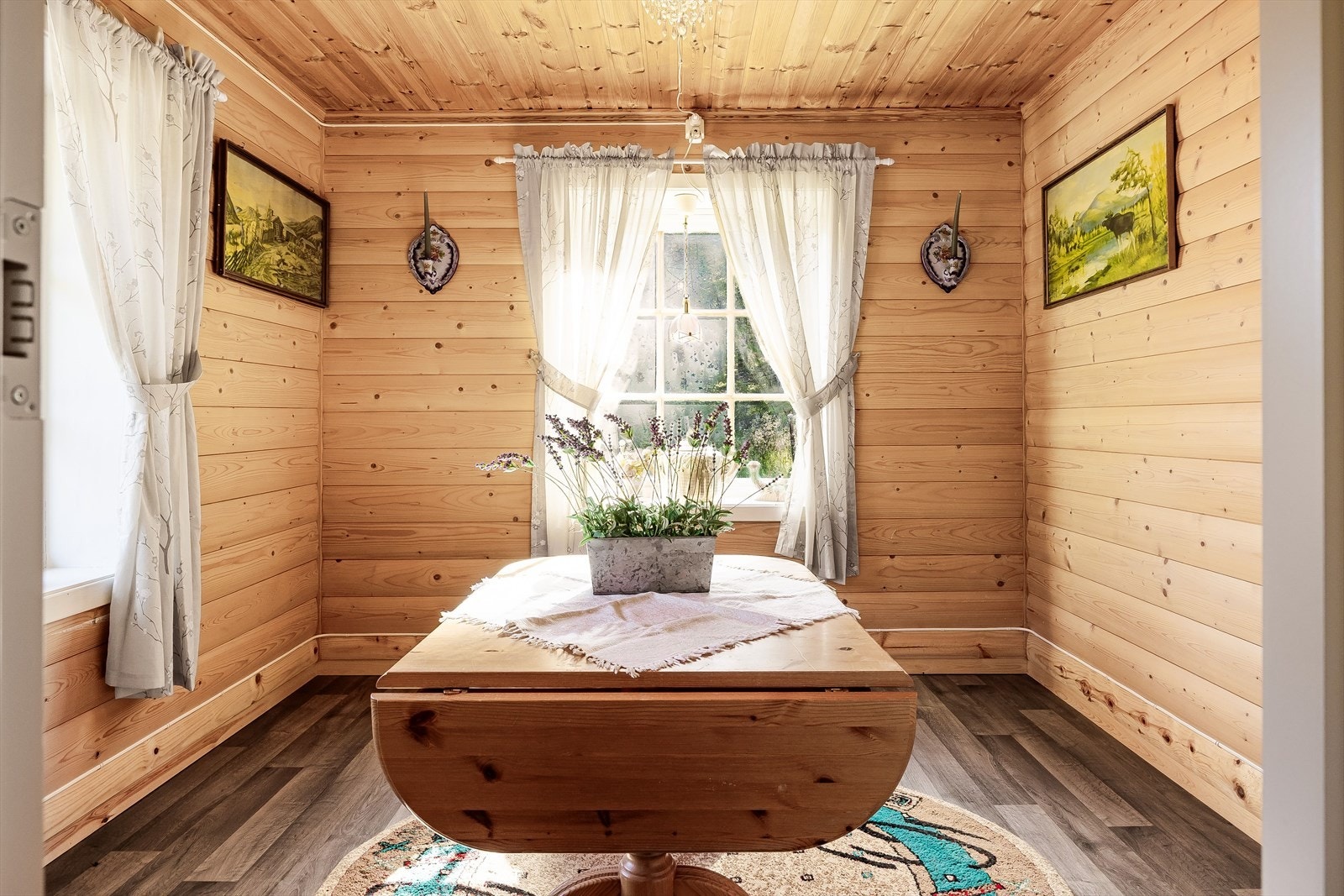 Hyttas andre soverom. Begge soverommene er fra den eldre delen av hytta, med nytt gulv fra 2021. Galleribilde