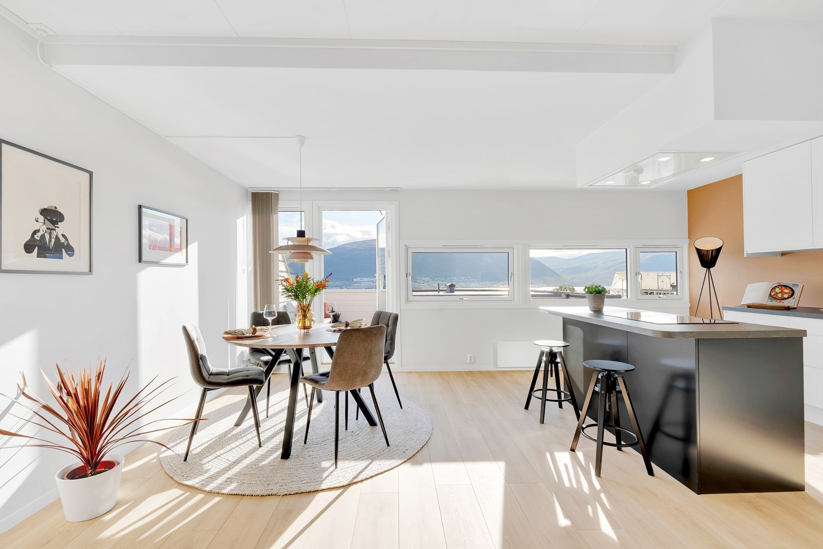 Innbydende og stilfull 3-roms over to plan, med parkering, solrik balkong og barnevennlige omgivelser! Galleribilde