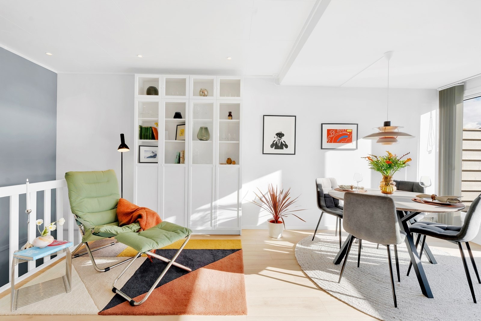 Her får du en stue med glatte og fine overflater, rikelig naturlig lysinnslipp, og svært gode møbleringsmuligheter. Galleribilde