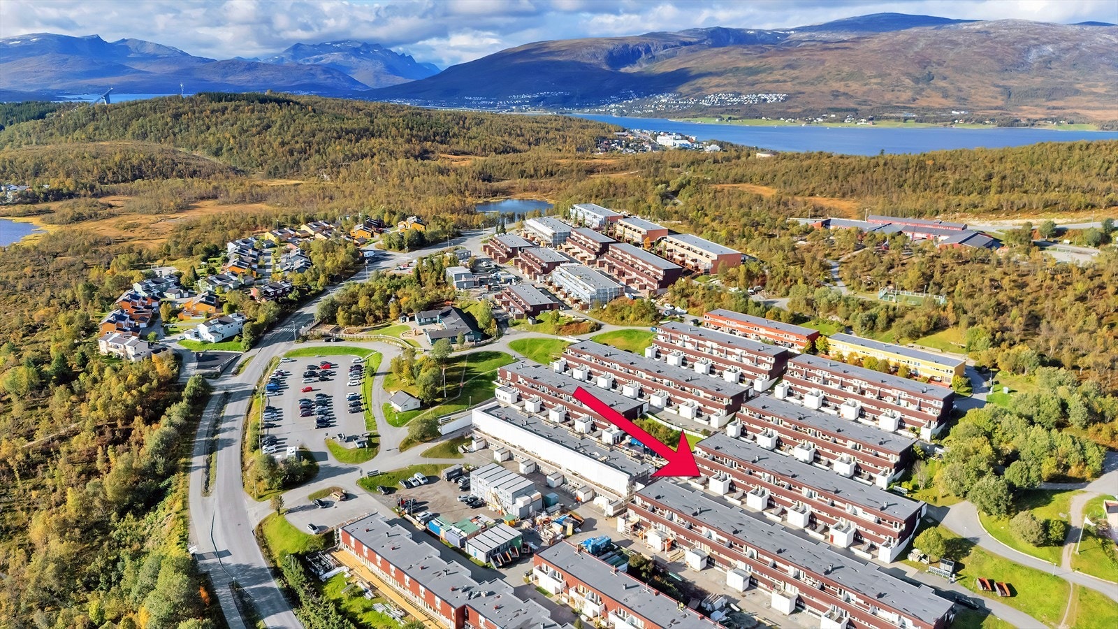 Like ved finner man både barnehage og barneskole samt lysløype og veldig flotte turområder Galleribilde
