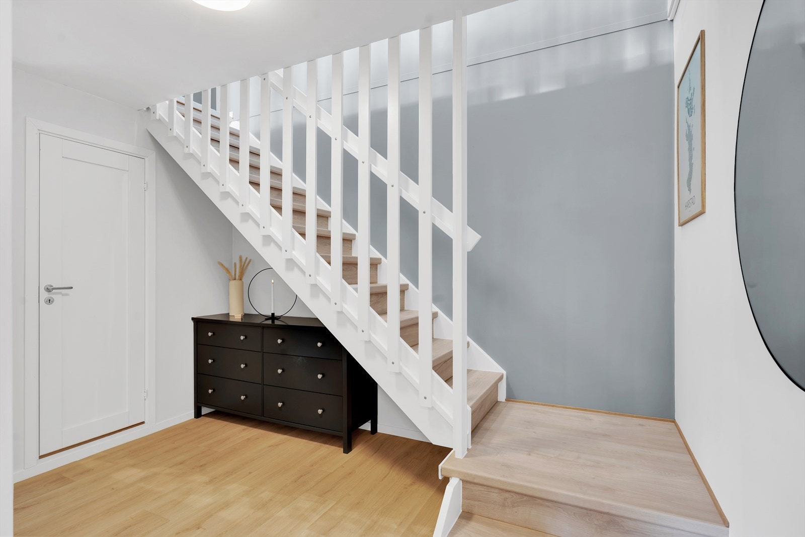 Trapp ned til boligen første plan, som består av entre, gang, 2 soverom og bad/wc Galleribilde