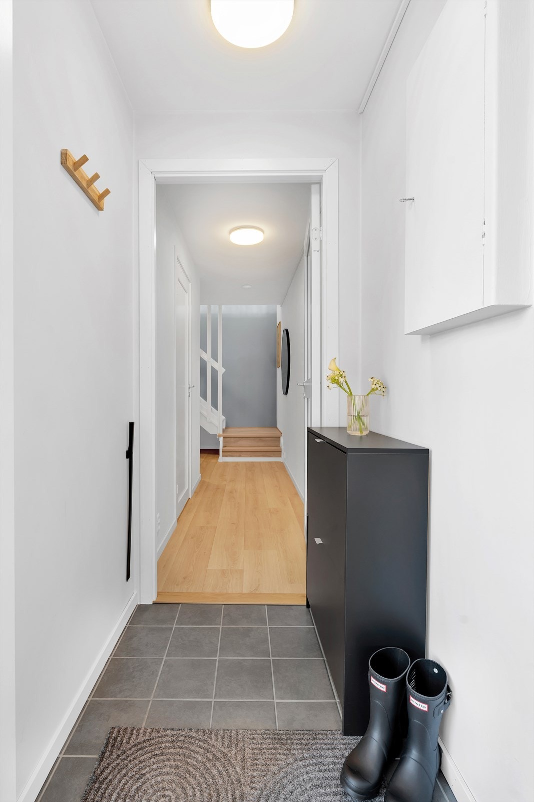 Velkommen inn til flislagt entre med varme i gulv! Galleribilde