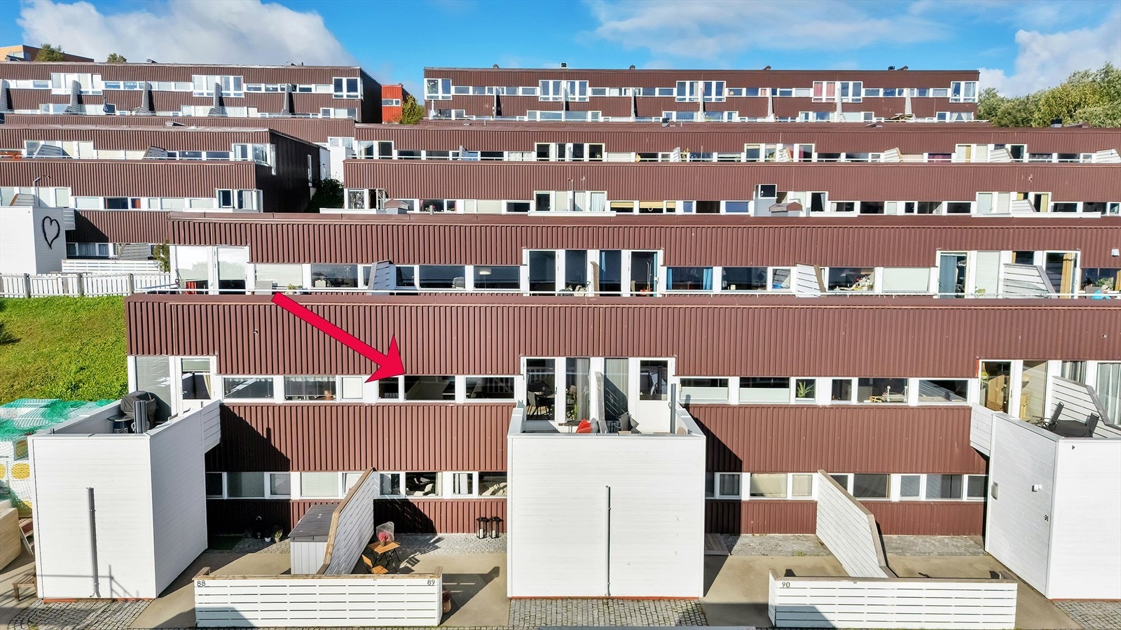 Boligen strekker seg over 2 plan og har sportsbod ved inngangspartiet og parkering. Galleribilde