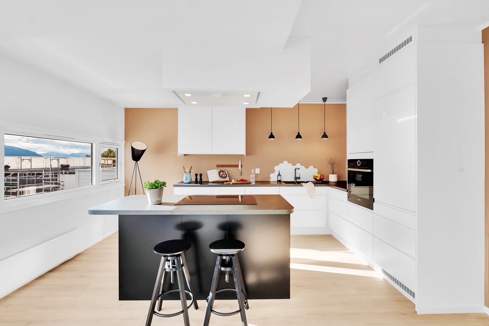 Moderne kjøkken fra 2021 som kombinerer funksjonalitet med rålekkert design. Galleribilde