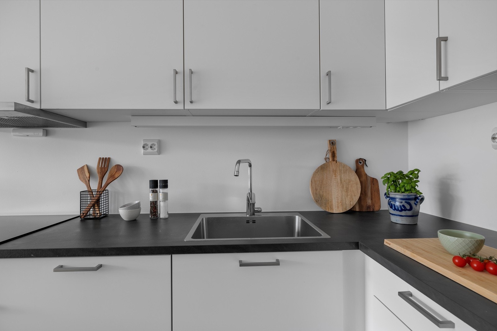 Boligen har ett meget pent kjøkken med integrerte hvitevarer. Galleribilde