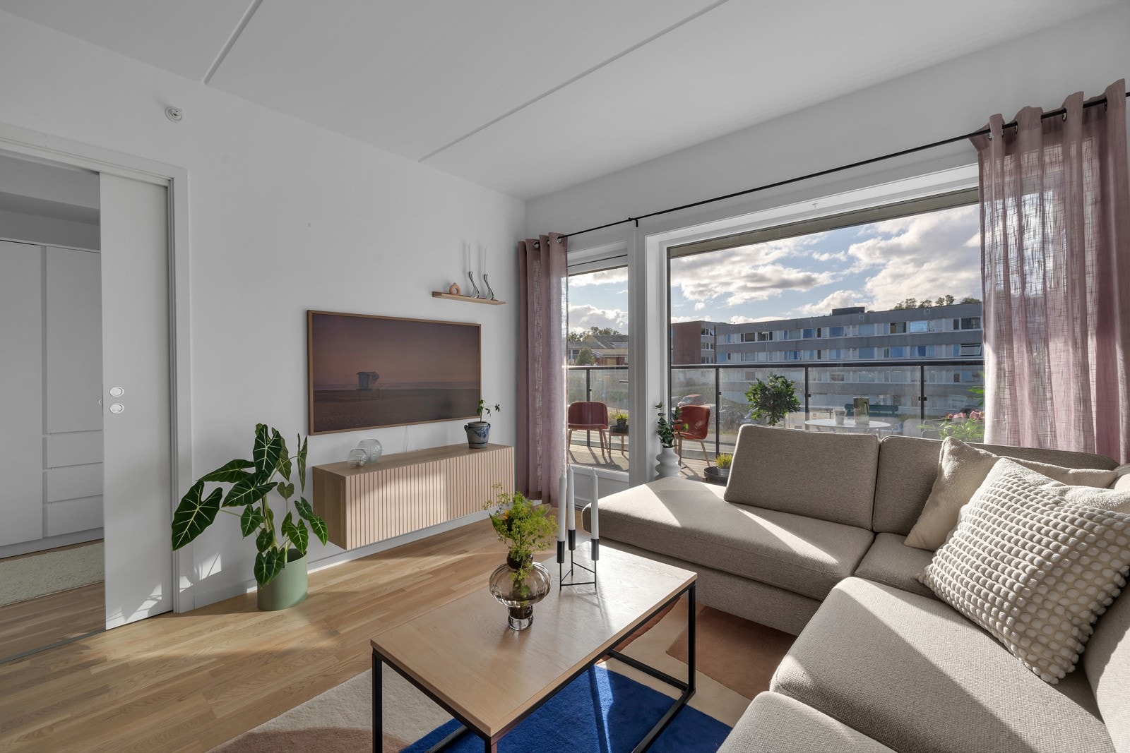 Stuen har store vindusflater og rikelig med lysinnslipp. Galleribilde