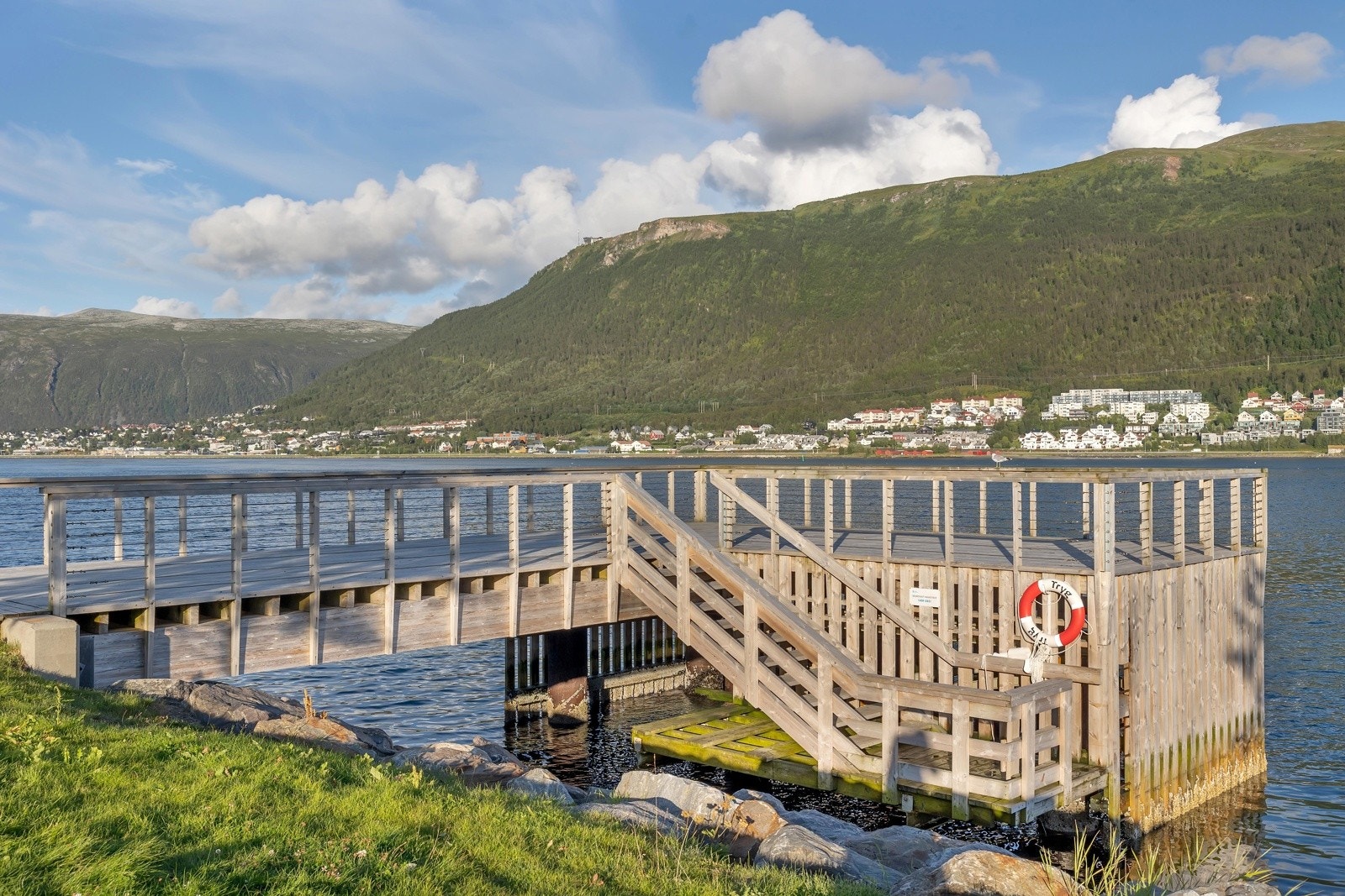 Kai rett nedenfor bygget til fisking og bading. Galleribilde