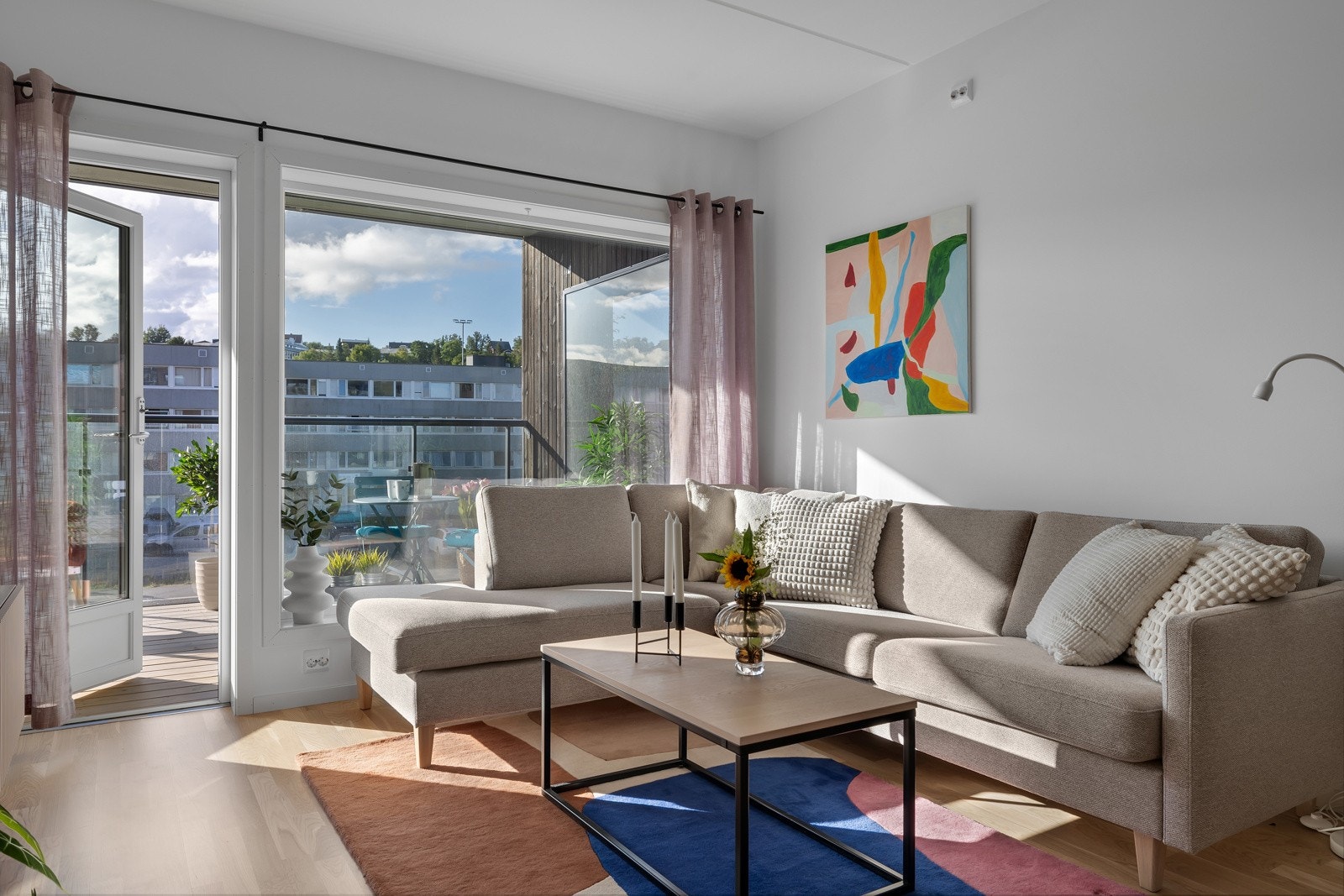 Fra stuen er det utgang til balkong. Galleribilde