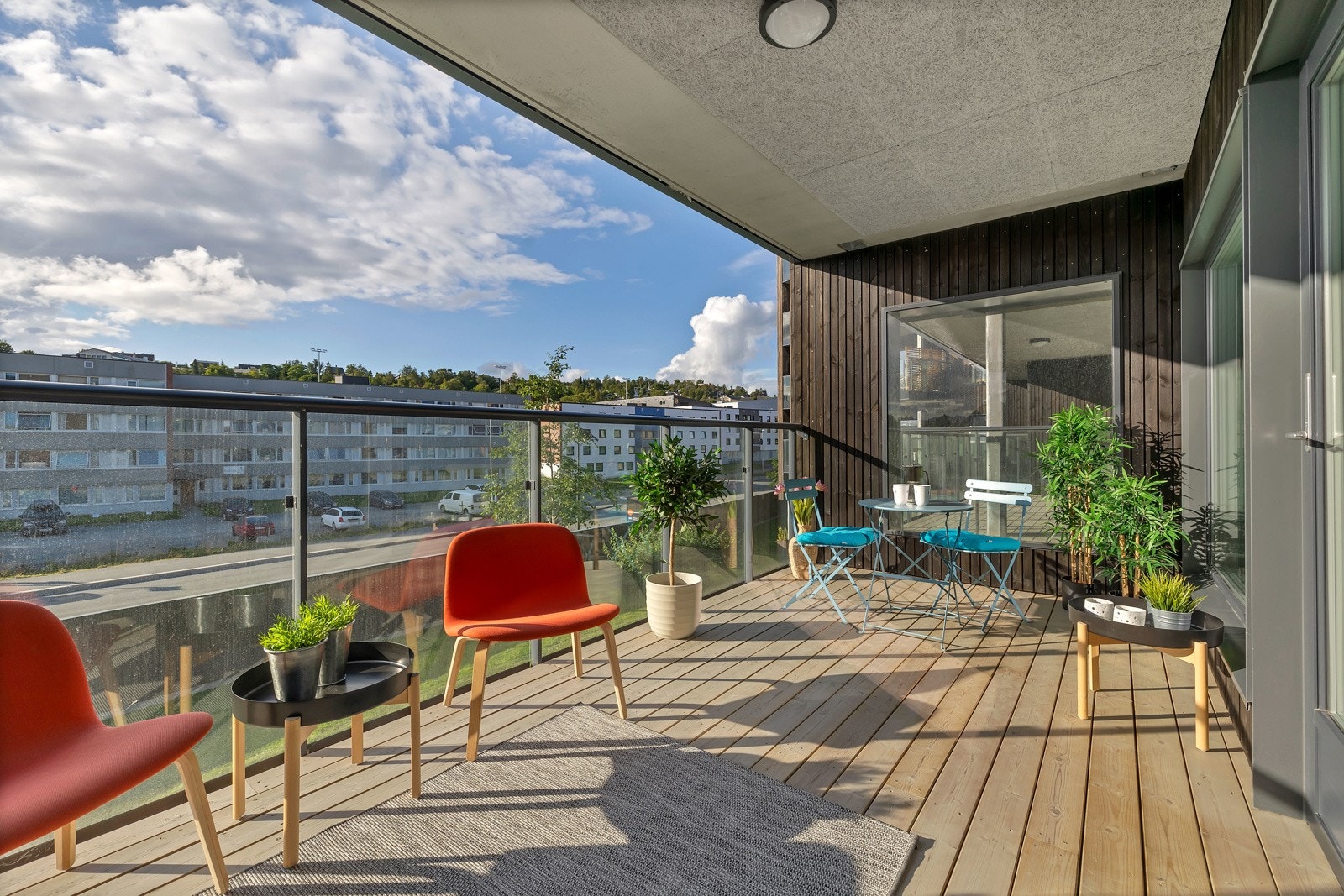 Romslig vestvendt balkong med gode solforhold. Galleribilde