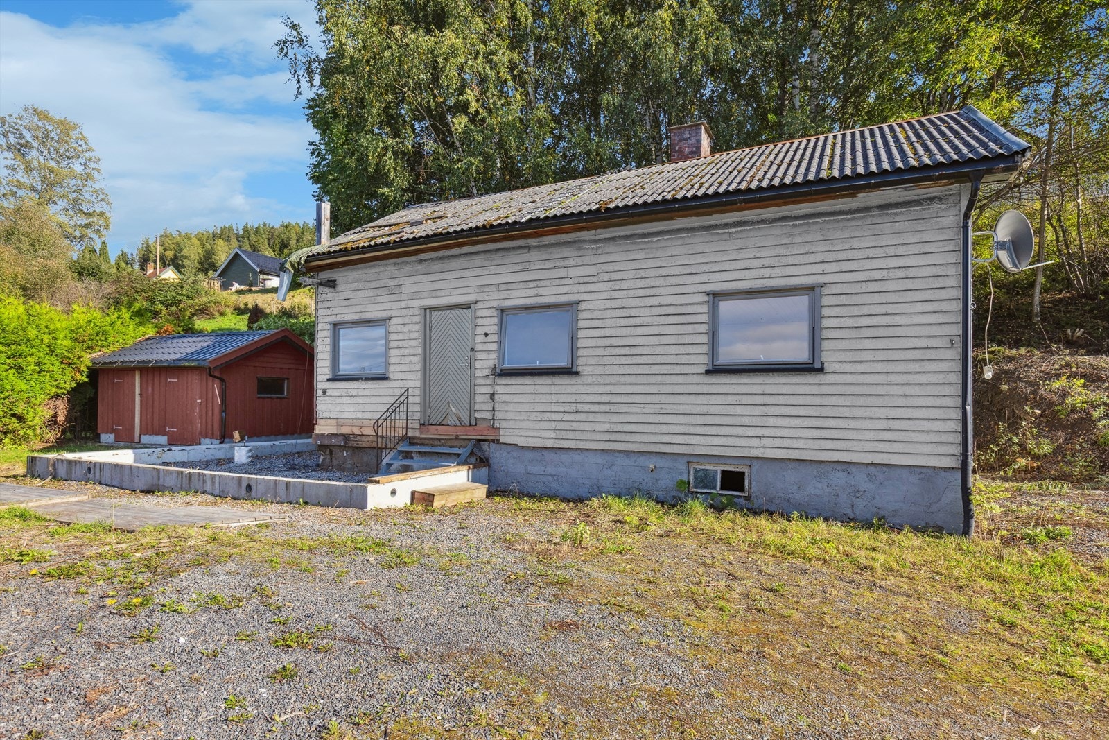 Her bor du om lag 2,5 kilometer nord for Haug skole ved Knestang, i et trivelig boligfelt med spredt bebyggelse. Galleribilde