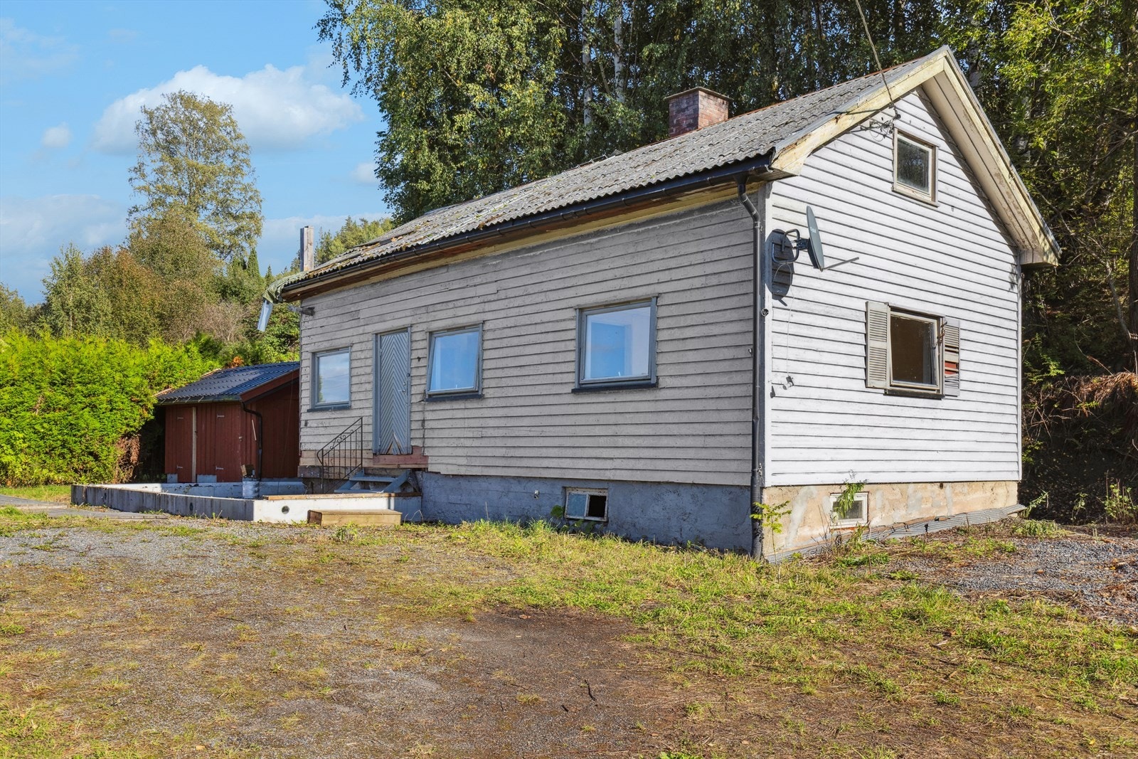 Dette er en liten enebolig med landlig beliggenhet og stor tomt like utenfor Hønefoss. Galleribilde