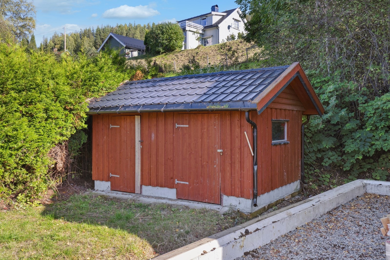 Enkelt uthus med boder. Galleribilde