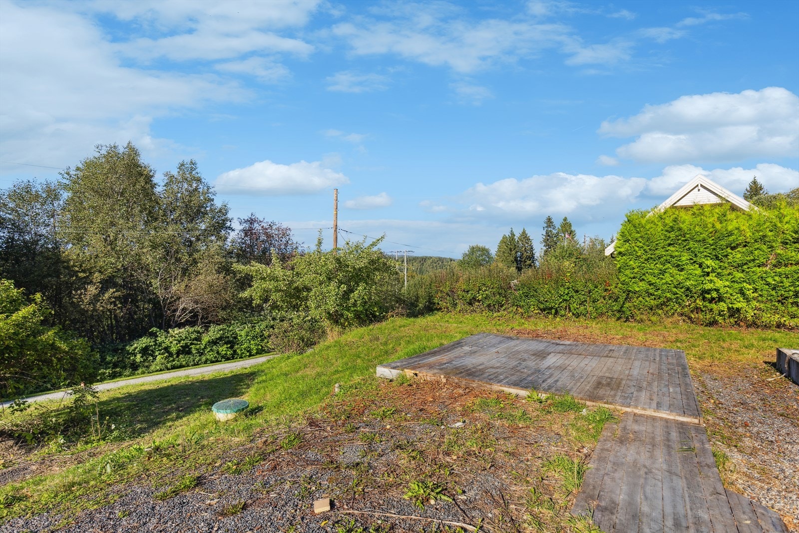 Solrik tomt på ca. 1225m² opparbeidet med diverse beplantning. Galleribilde