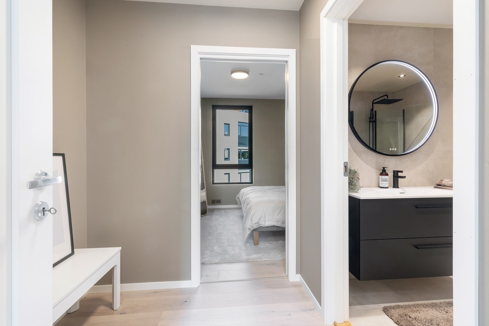 Både soverom og baderom i boligens første etasje har adkomst via separat dør før økt komfort og privatliv Galleribilde