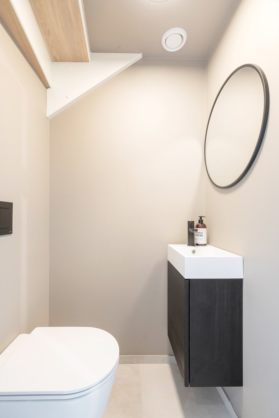 Gjestetoalett i boligens første etasje. Galleribilde