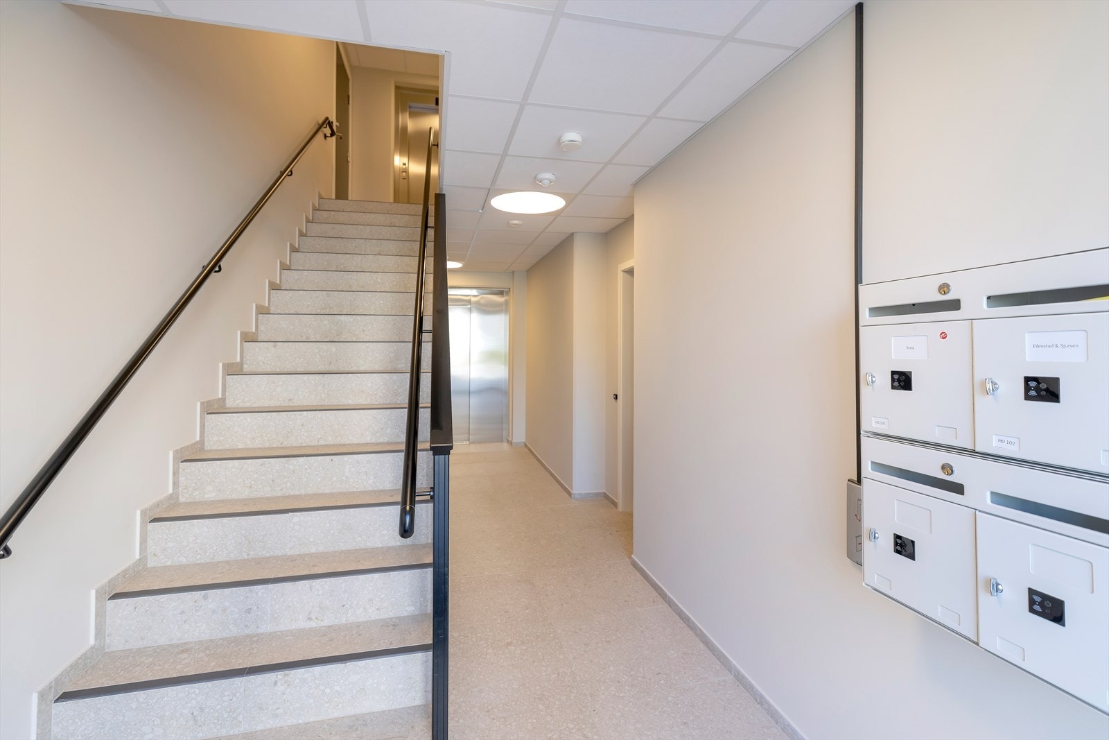 Fellesareal med postkasser, trappeløp og heis - praktisk og tilgjengelig for beboerne Galleribilde
