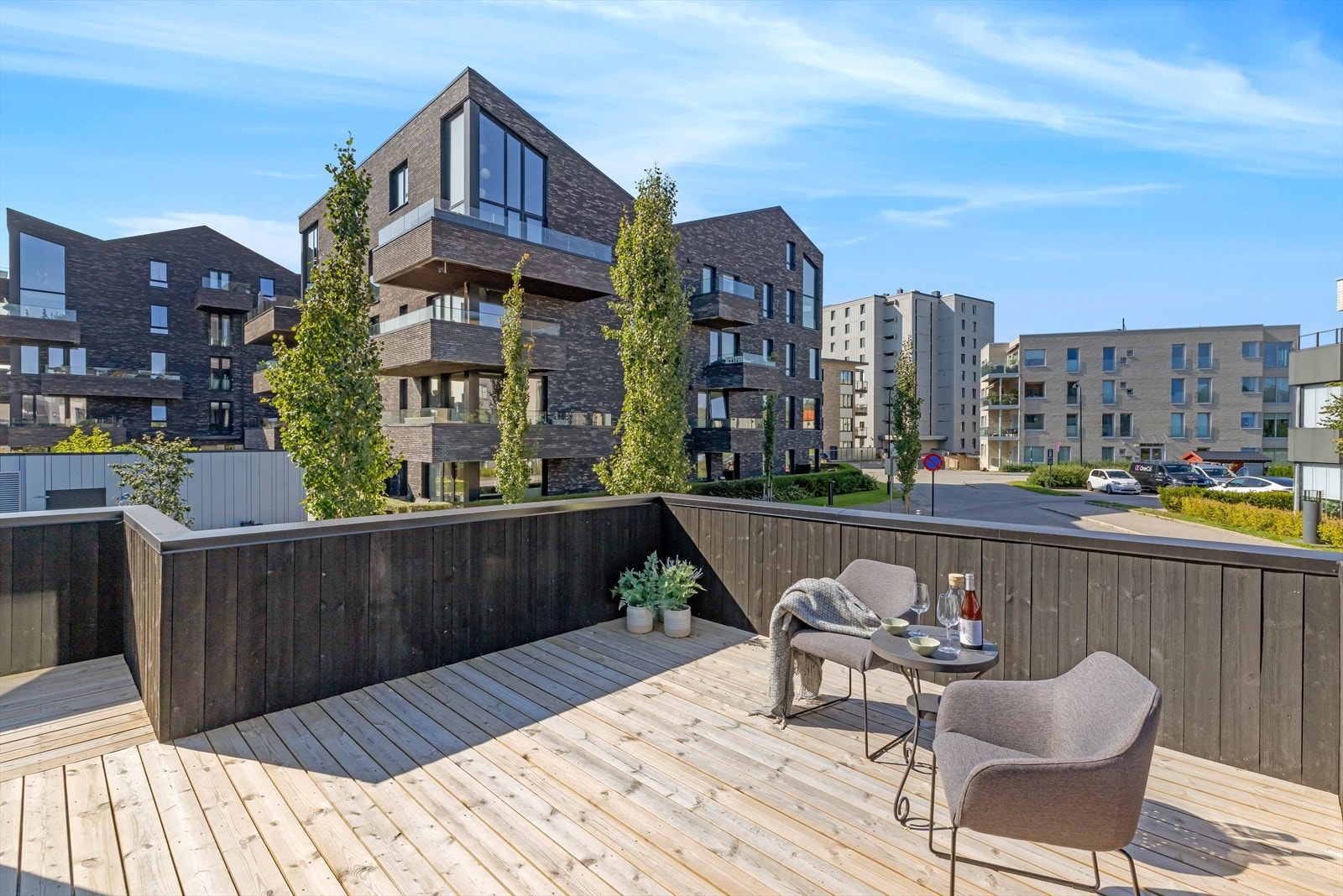Særdeles solrik og romslig terrasse. Galleribilde